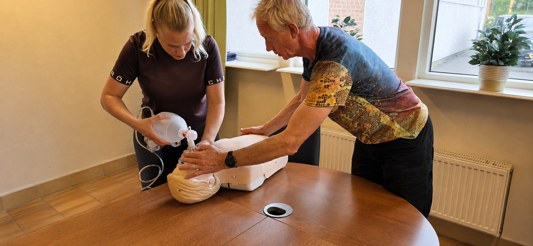 Två deltagare tränar ventilation med maskblåsa på övningsdocka